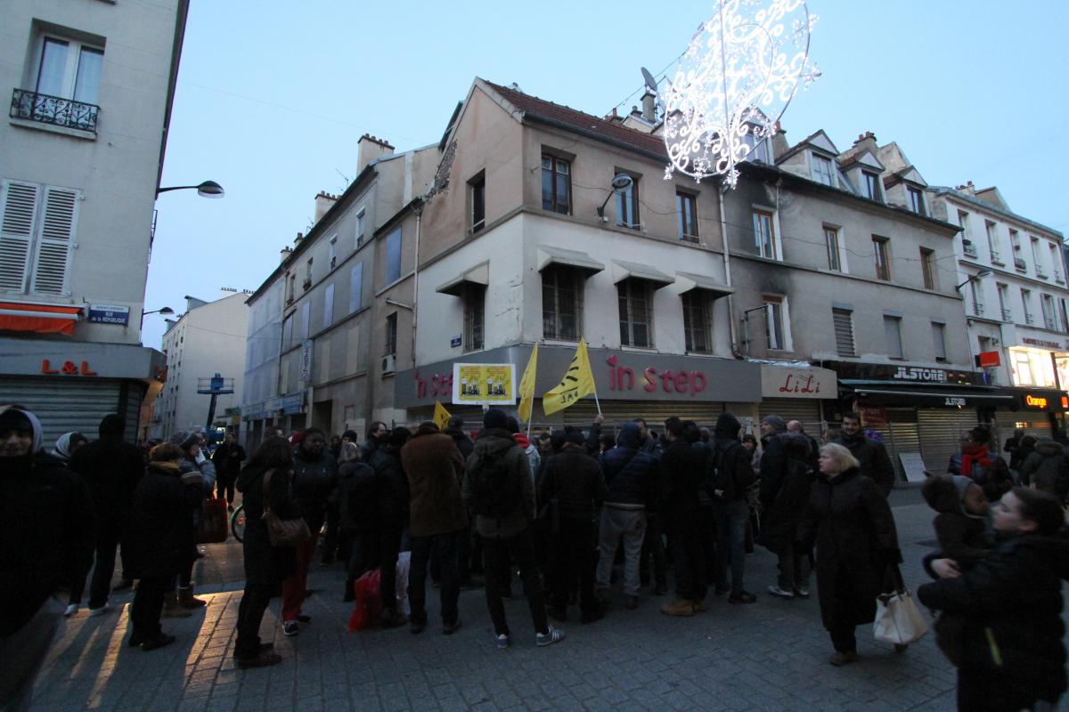 Rassemblement au pied de l'immeuble