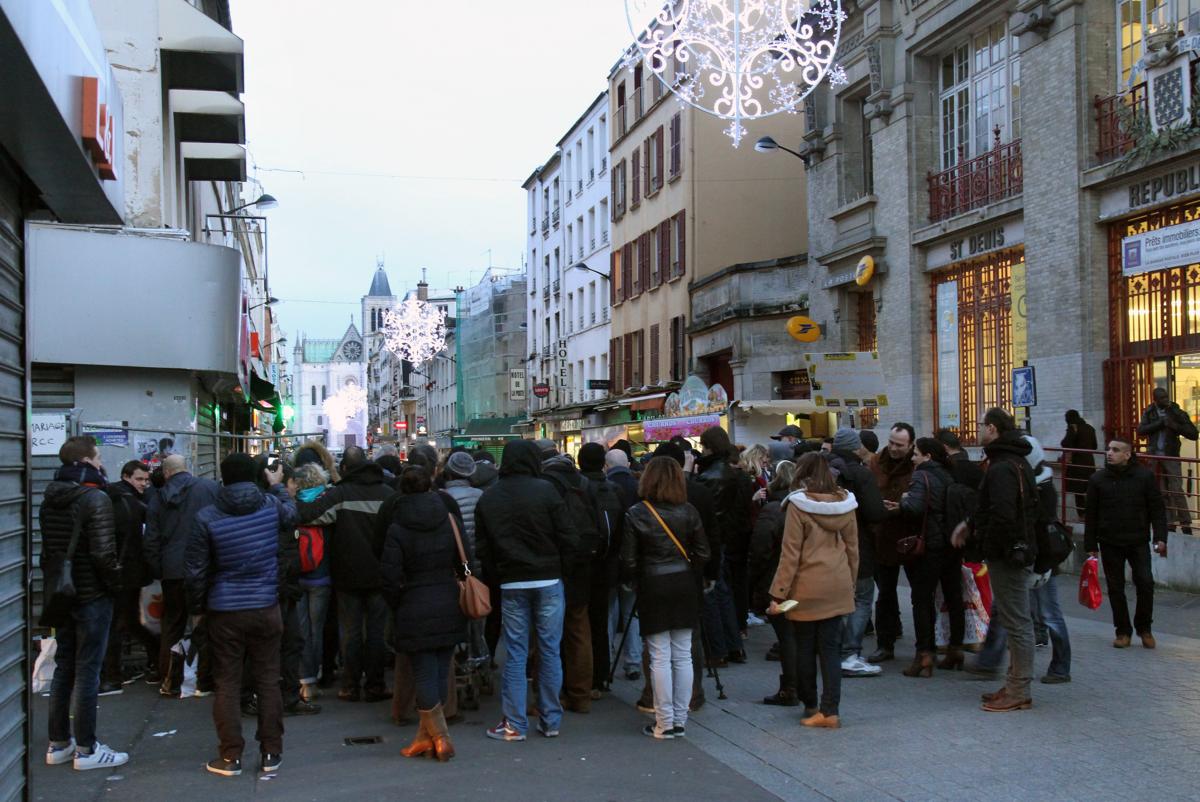 Point presse au pied de l'immeuble