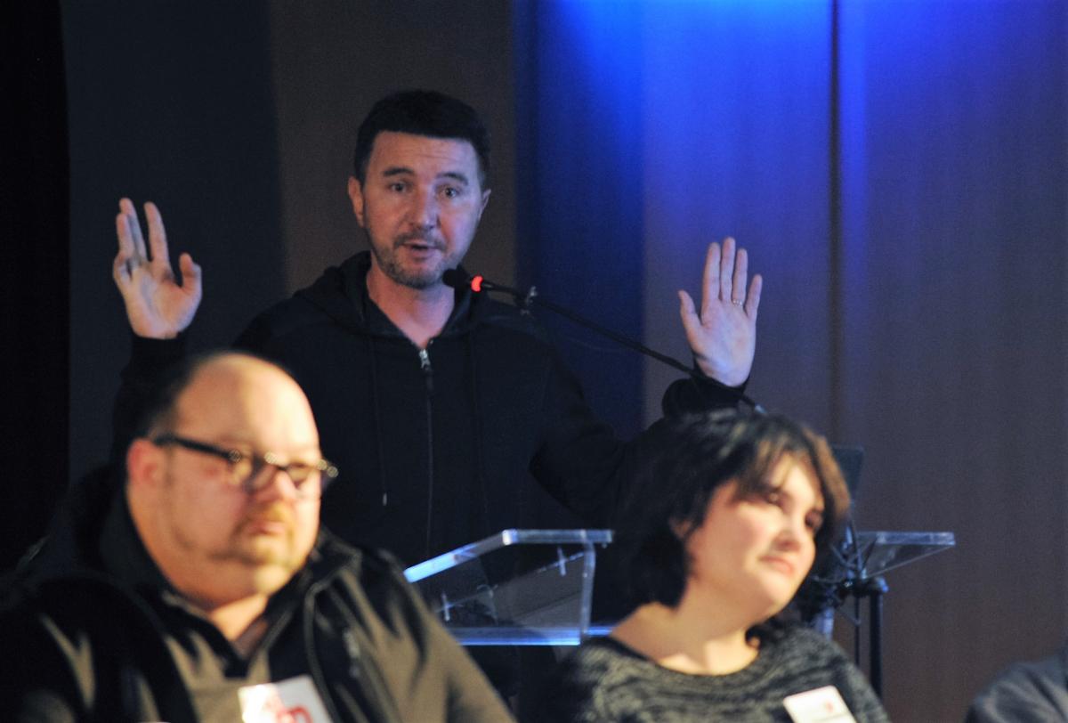 Olivier Besancenot au Meeting pour la levée de lEtat dUrgence Espace Charenton Paris