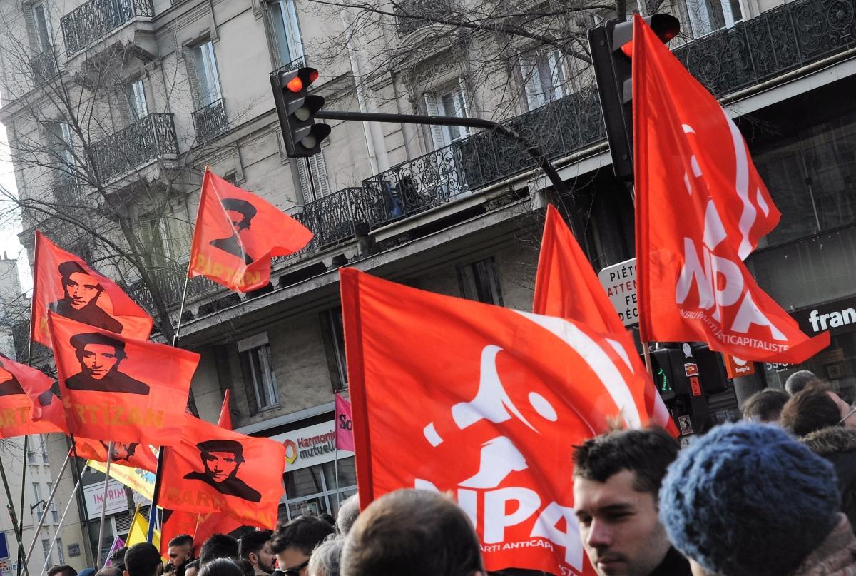Drapeaux du Npa Manifestation pour exiger la vérité sur l'assassinat des trois militantes kurdes en 2013 à Paris.