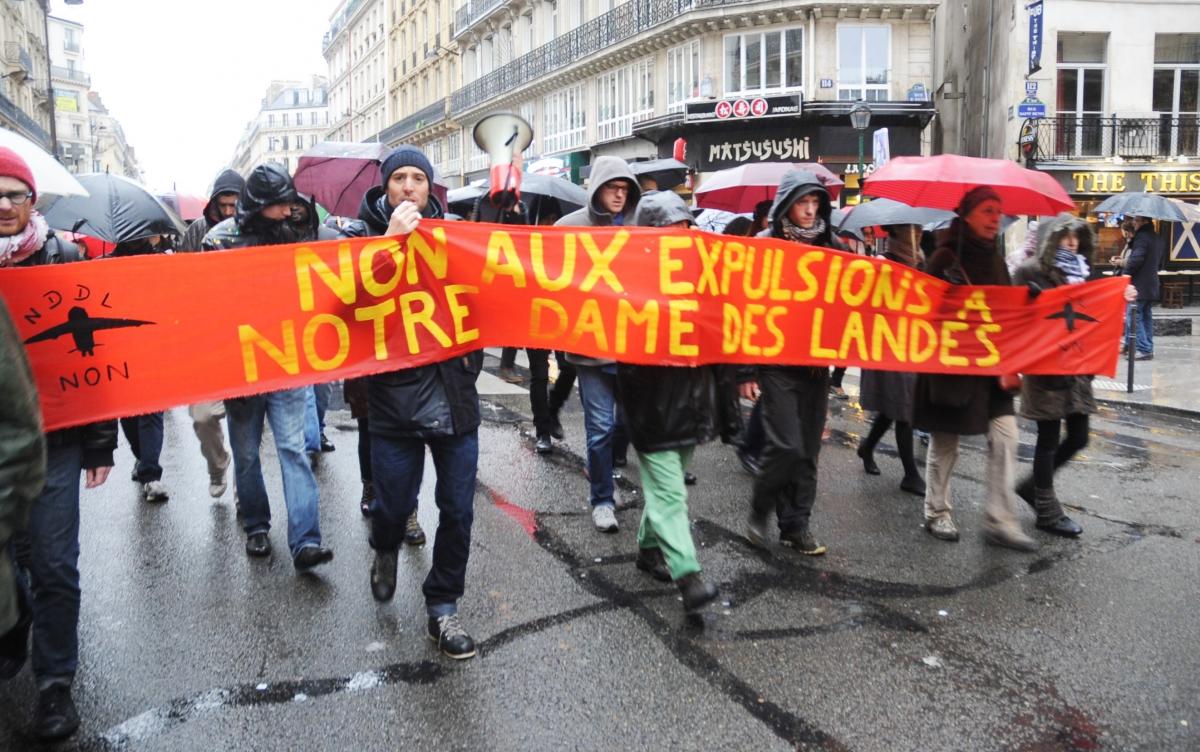 Banderole Non aux expulsions à notre dame des Landes Manifestation Unitaire Stop à LÉtat DUrgence