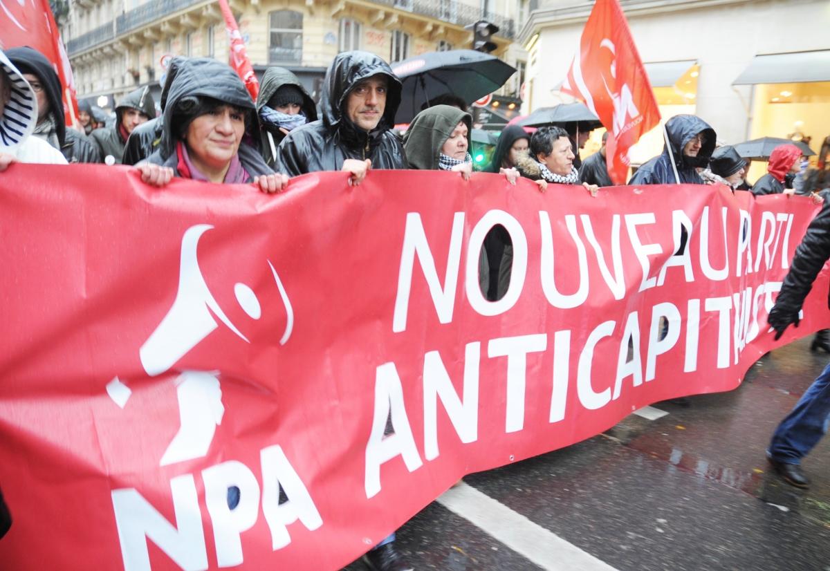 Philippe Poutou banderole de tête du Npa manifestation unitaire contre l'état d'urgence. Sous une pluie battante.