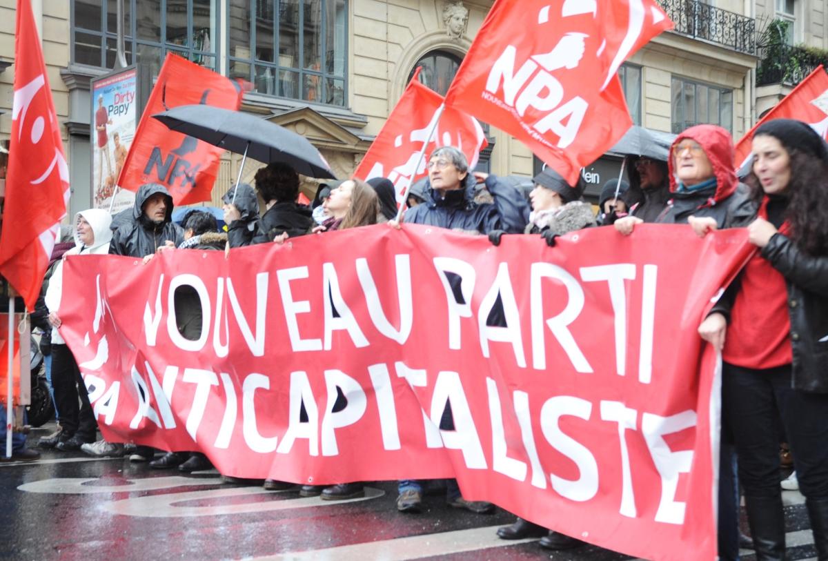 Banderole de tête du Npa Manifestation Stop à LÉtat DUrgence Paris