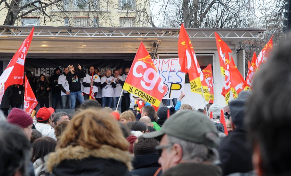 Kaddour Hadadi, alias HK auteur-chanteur ancien membre de MAP et initiateur de HK et les Saltimbanks Son engagement à gauche a fait de la chanson On lâche rien un hymne de campagne
