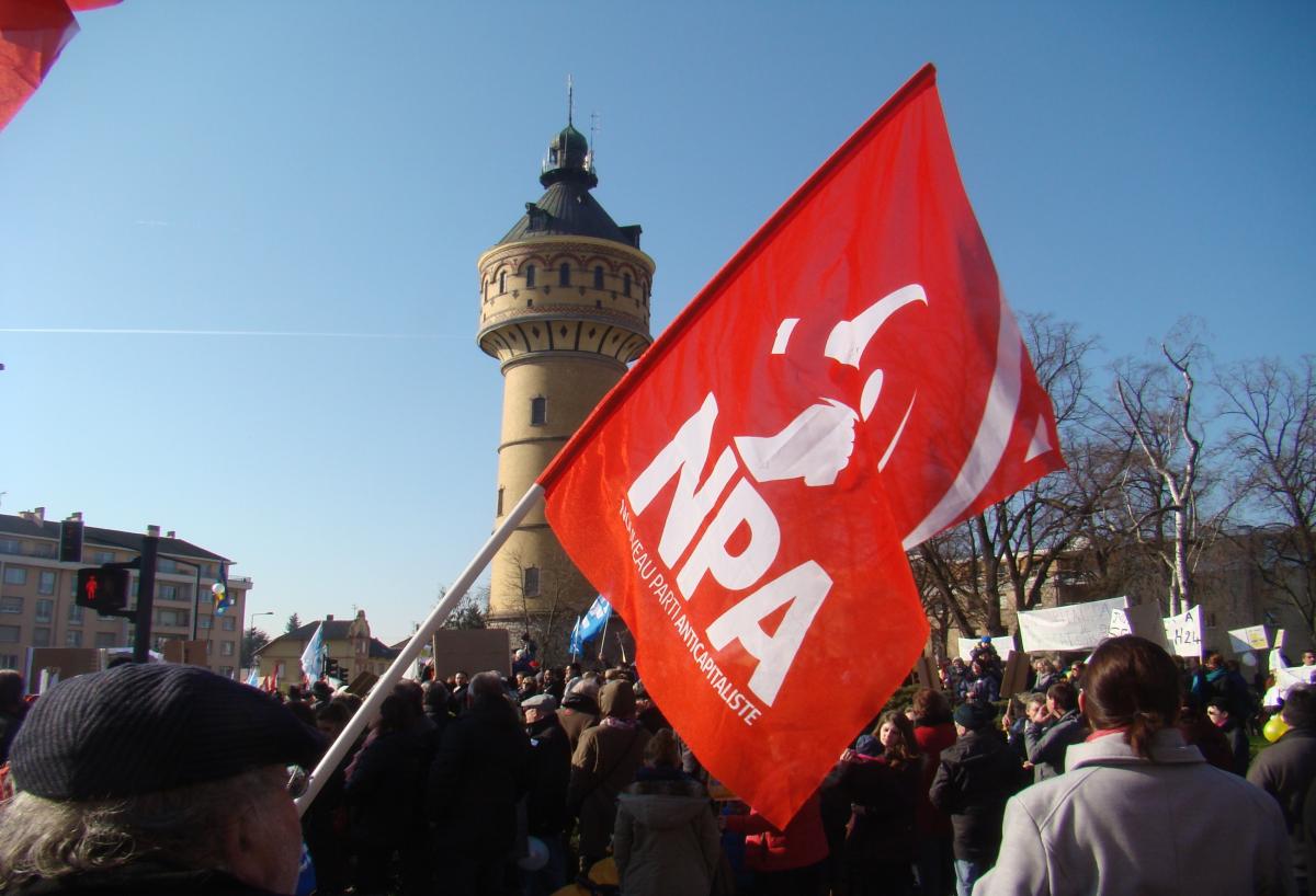 Le drapeau du NPA et le château d'eau de Sélestat.