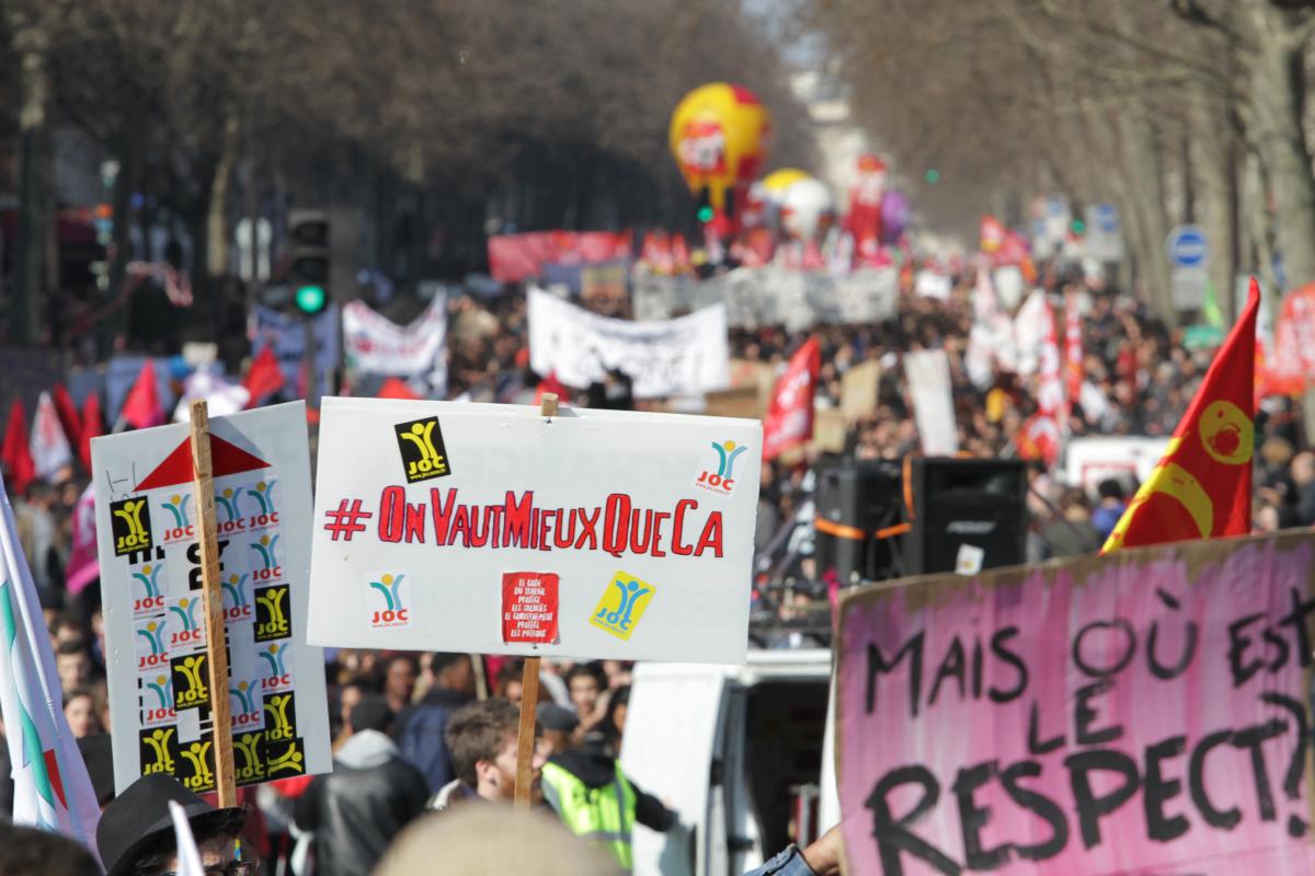 On vaut mieux que ça. Pancartes de la JOC