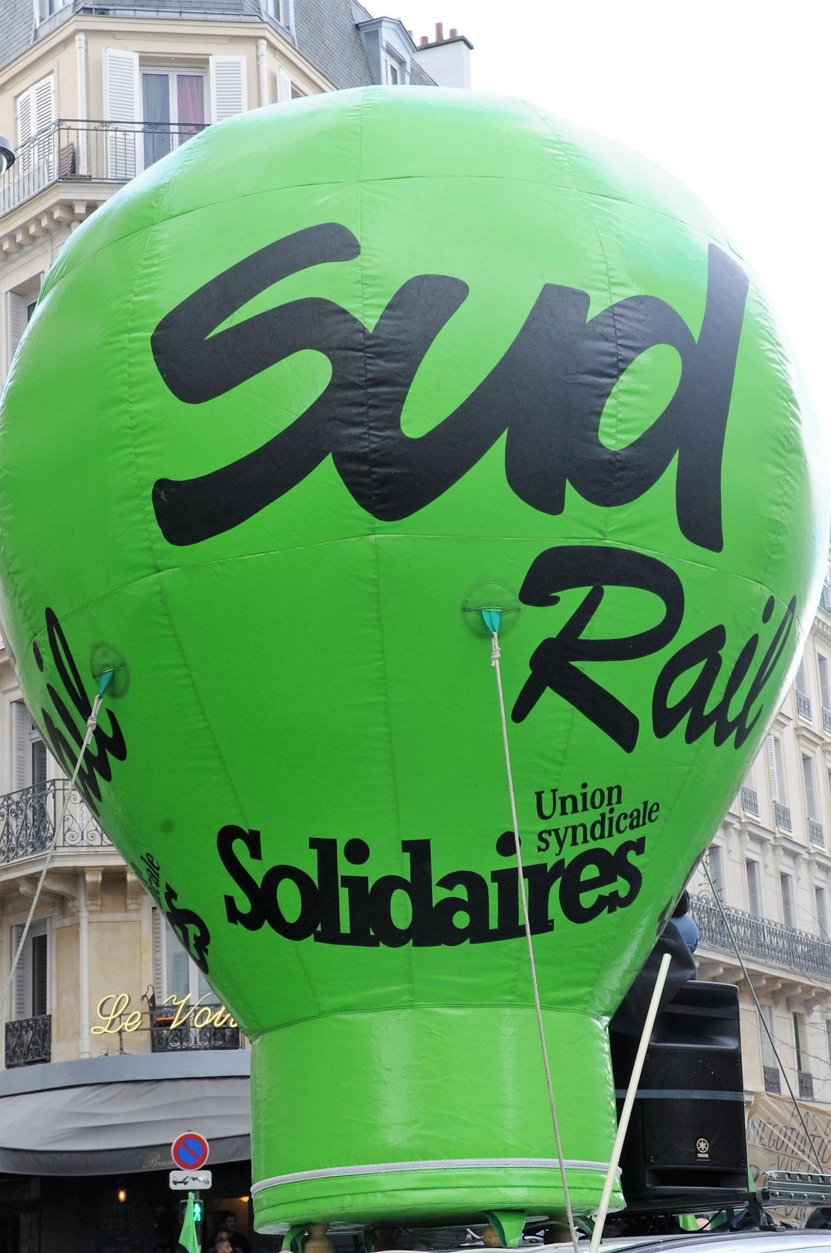 Ballon du Syndicat SUD Rail Solidaires Cheminots contre le projet de loi El'Khomri de réforme du code du travail