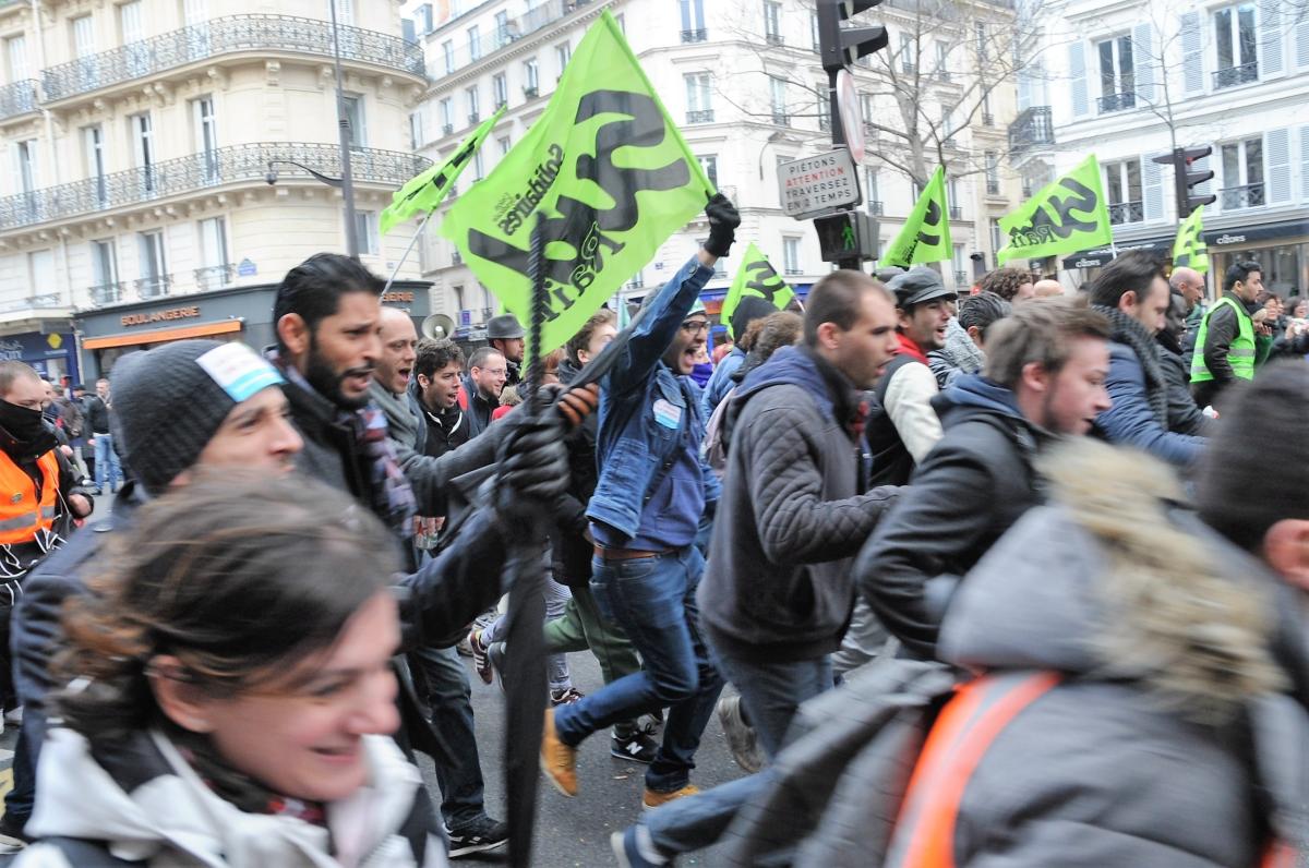 Manifestants Syndicat SUD Rail Cheminots au pas de course