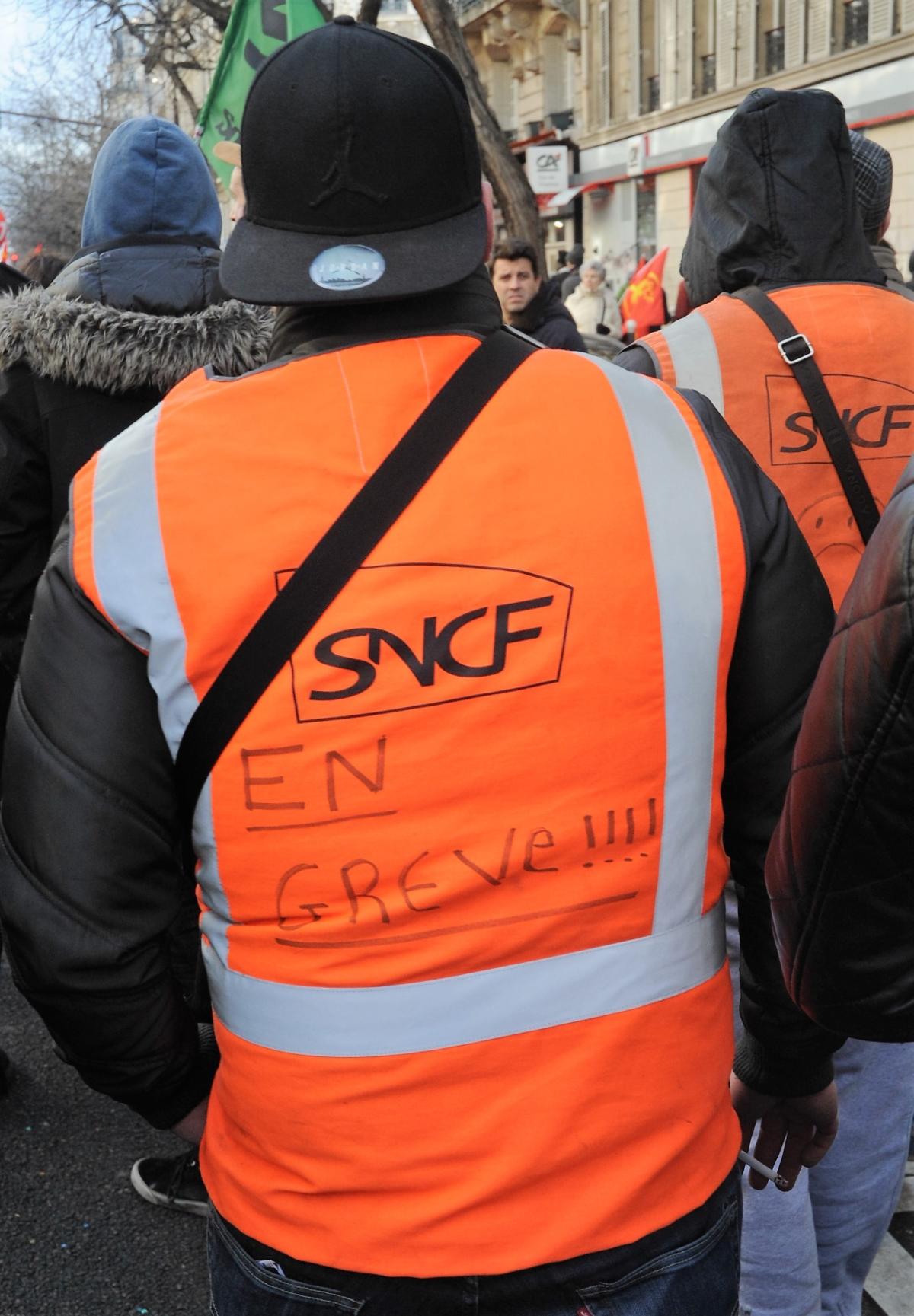 Manifestants Syndicat SUD Rail Cheminots en grève