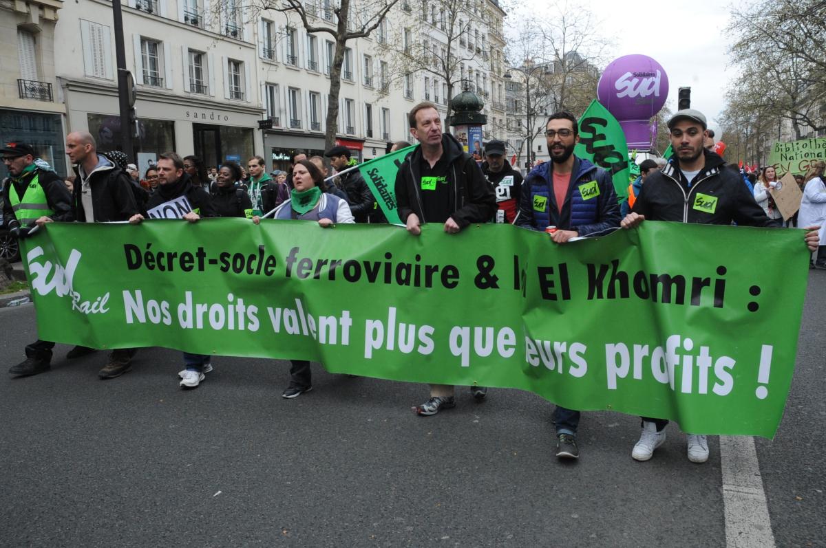 Manifestants Syndicat SUD Rail Cheminots décret socle Ferrovière et loi El'Khomri Nos droits valent plus que leurs profits