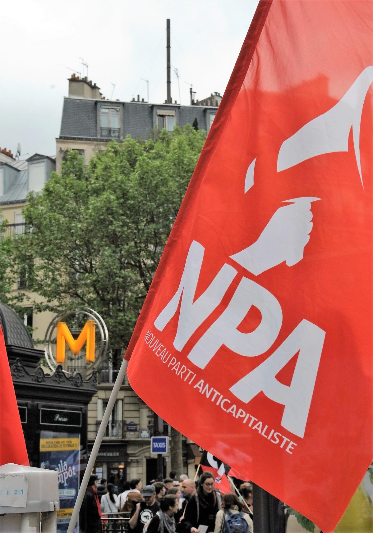 Drapeau du Npa manifestation contre la loi Travail