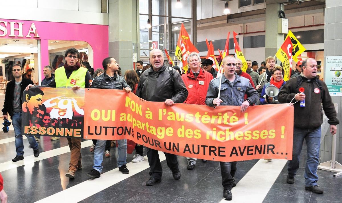 Manifestation dans le centre commercial de l'Agora Evry l'ors de la visite de M Valls