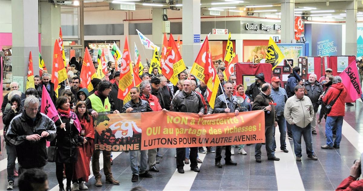 Manifestation dans le centre commercial de l'Agora Evry l'ors de la visite de M Valls