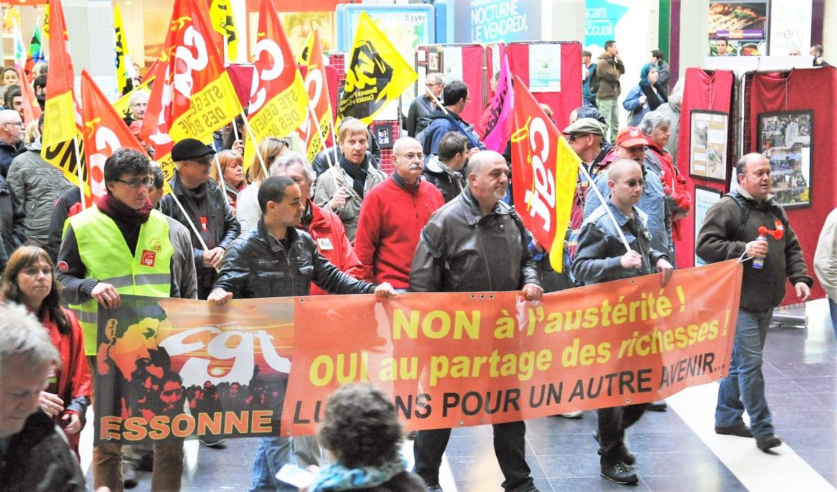 Manifestation dans le centre commercial de l'Agora Evry l'ors de la visite de M Valls