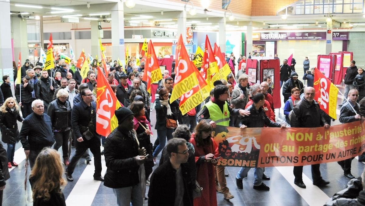 Manifestation dans le centre commercial de l'Agora Evry l'ors de la visite de M Valls