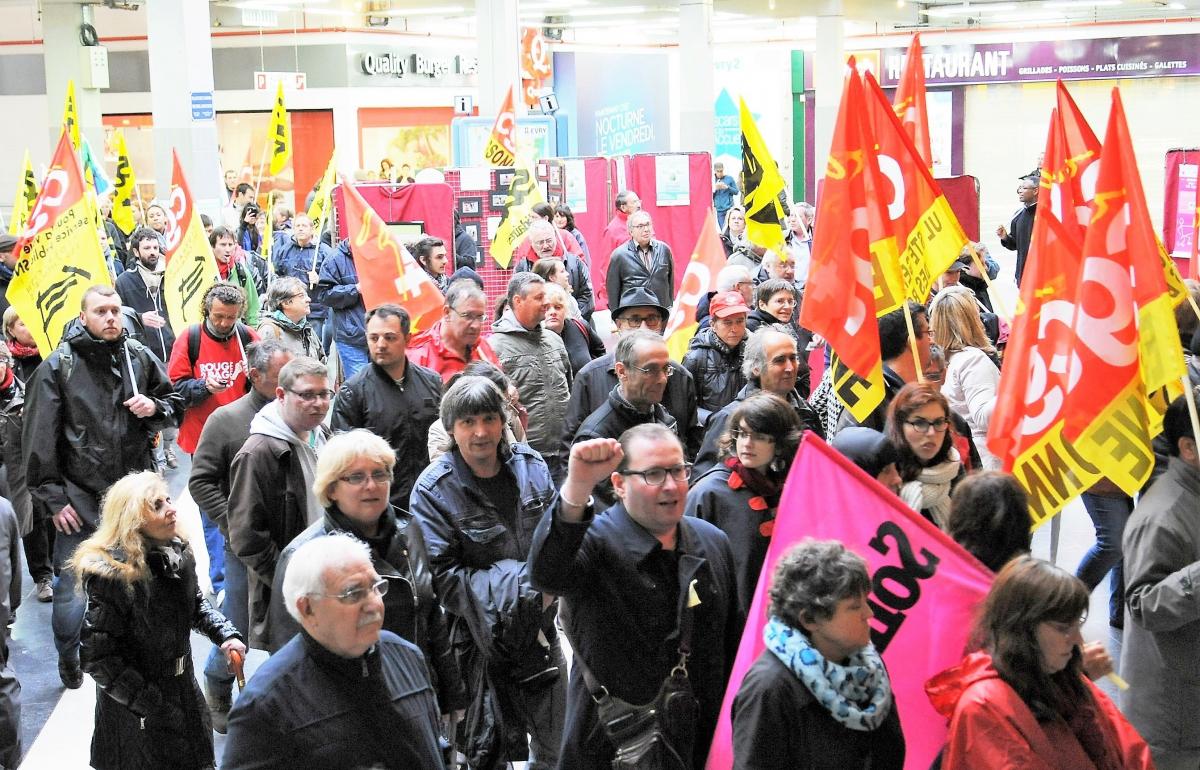 Manifestation dans le centre commercial de l'Agora Evry l'ors de la visite de M Valls