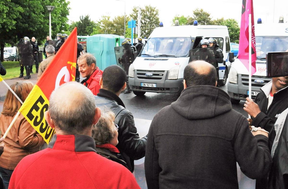 Blocage de la manifestation à Evry par les forces de l'ordre