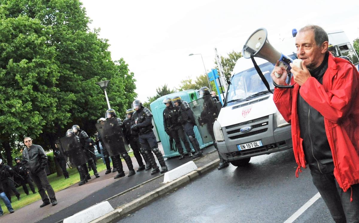 Blocage de la manifestation à Evry par les forces de l'ordre