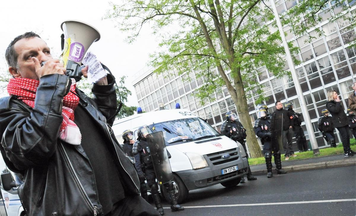 Blocage de la manifestation à Evry par les forces de l'ordre