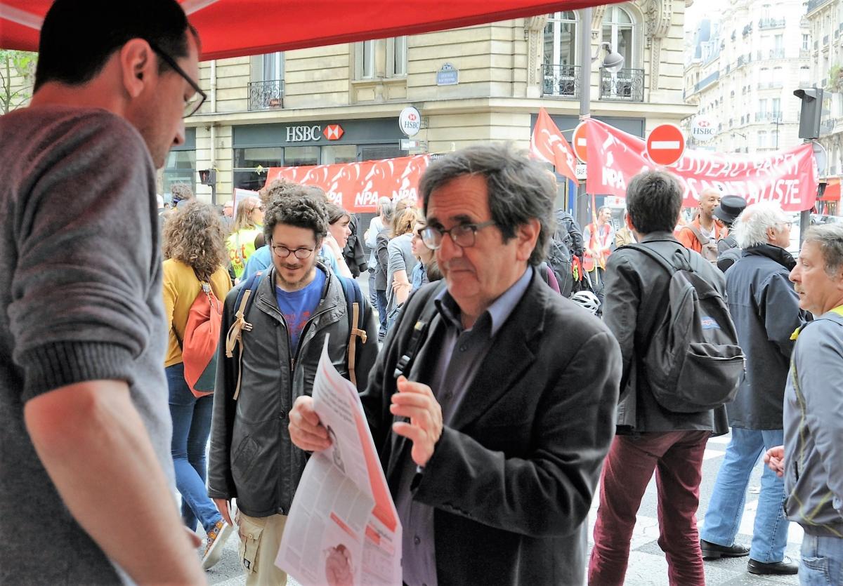 Vente du journal l'Anticapitaliste Hebdo au stand du Npa