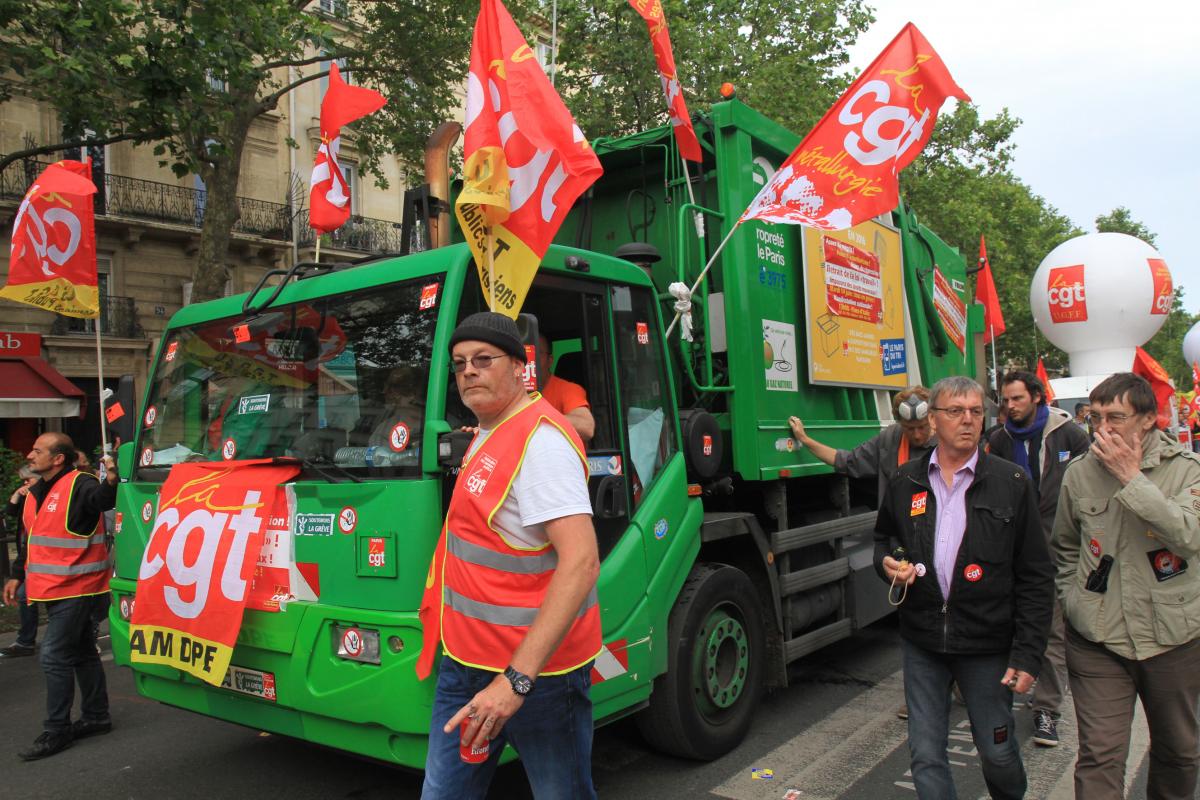 Benne à ordure dans le cortège CGT