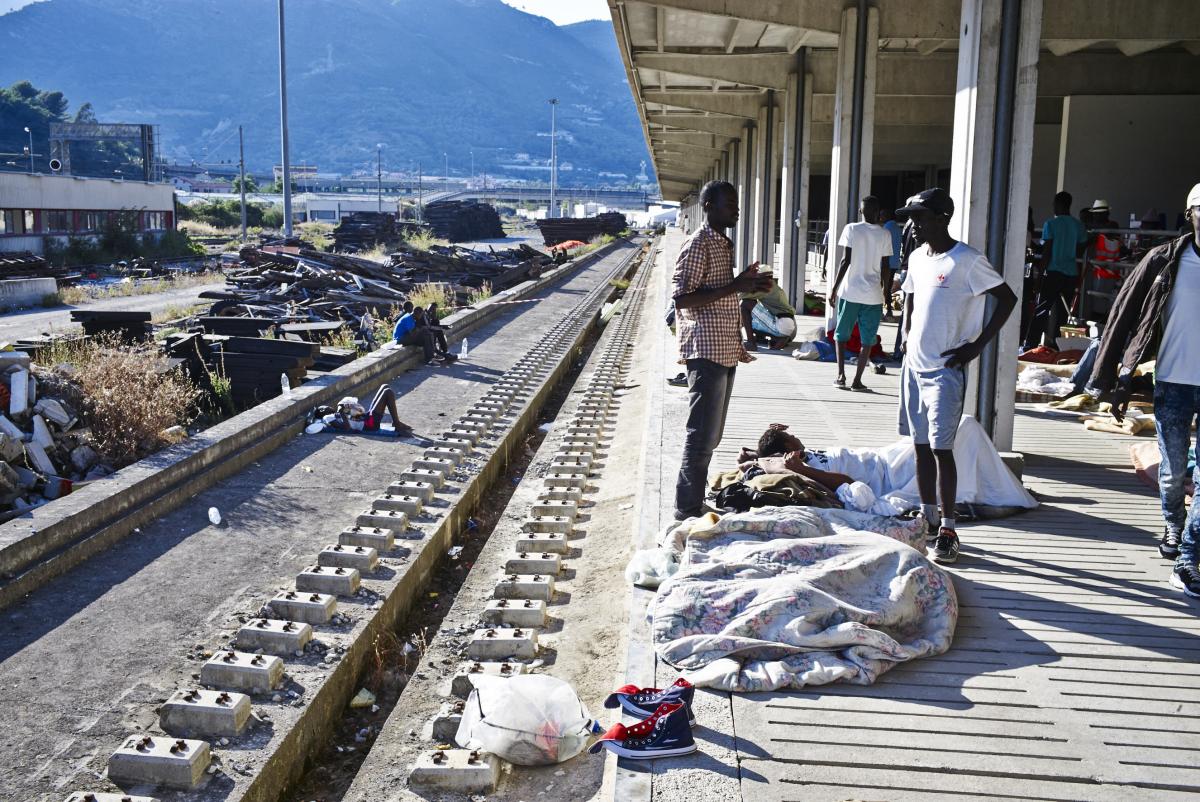 Les migrants sont autorisés à rester sur d'anciens quais de chargement du bétail.