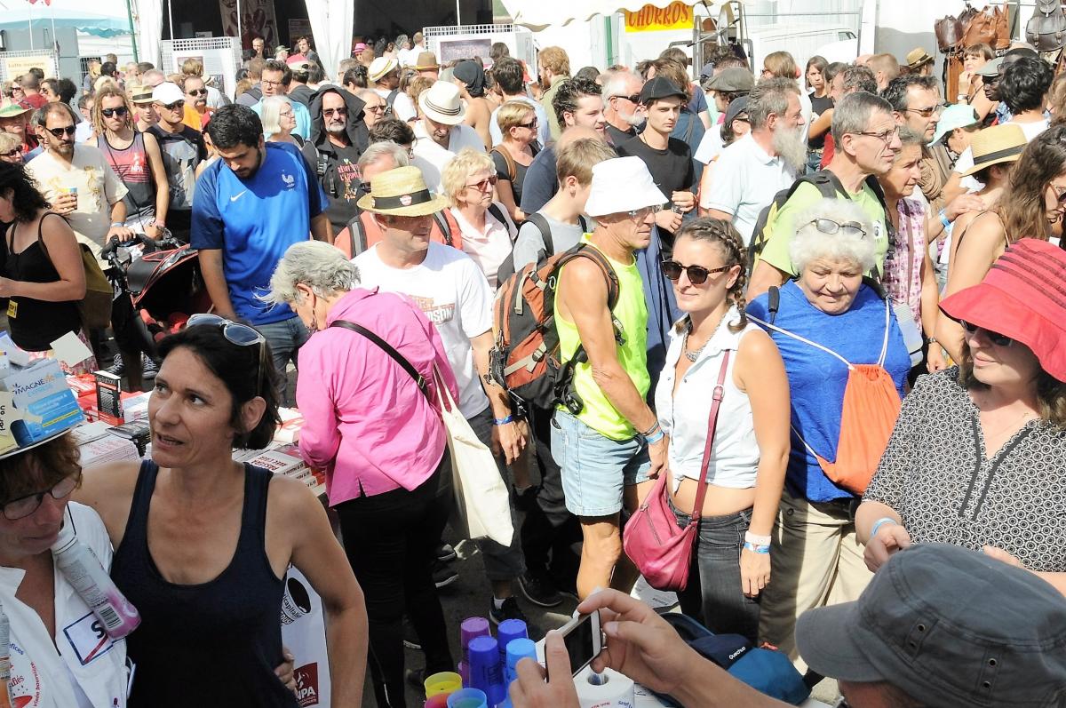 Devant le stand du Npa Fête de l'Humanité