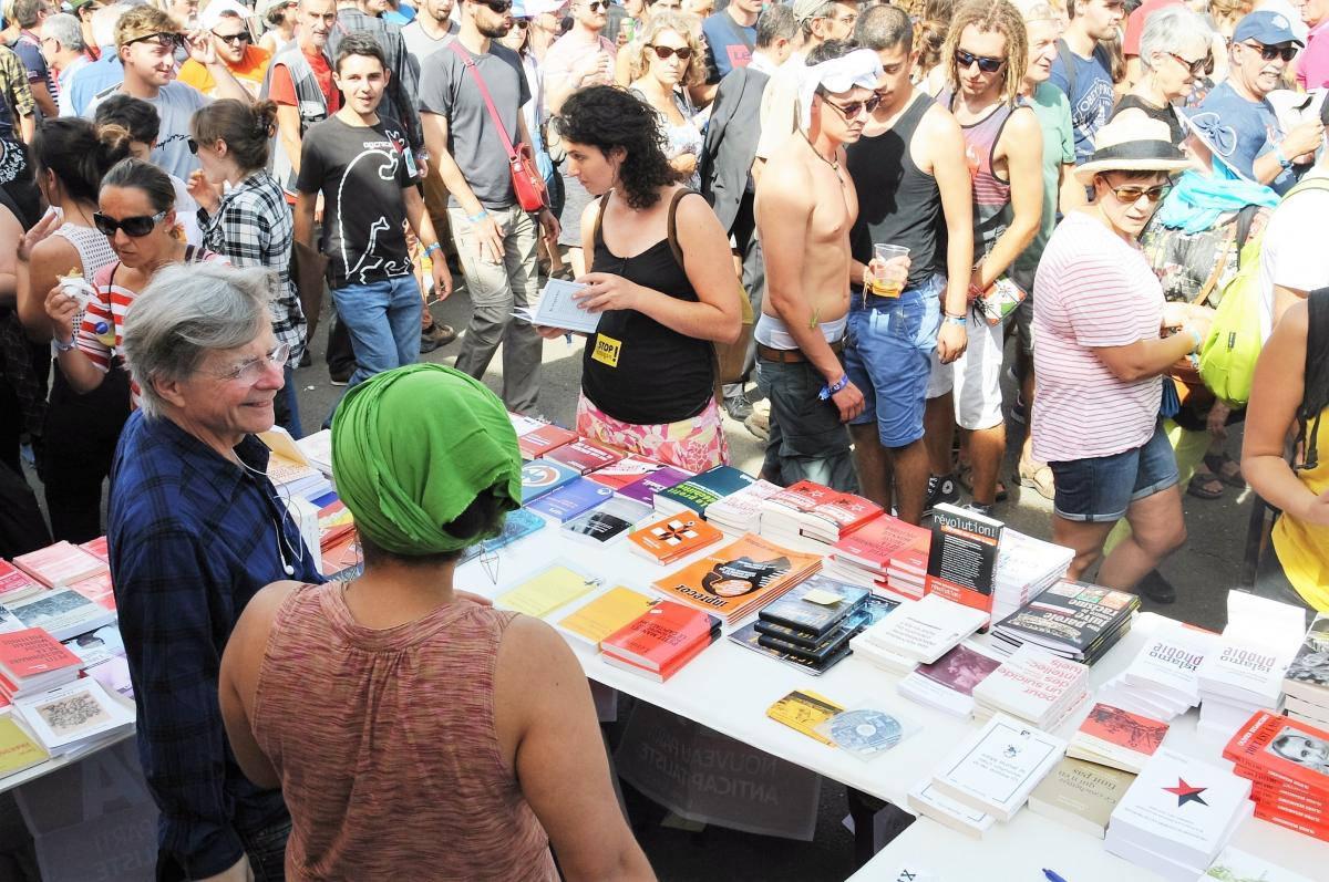 Librairie la Brèche stand du Npa la Courneuve