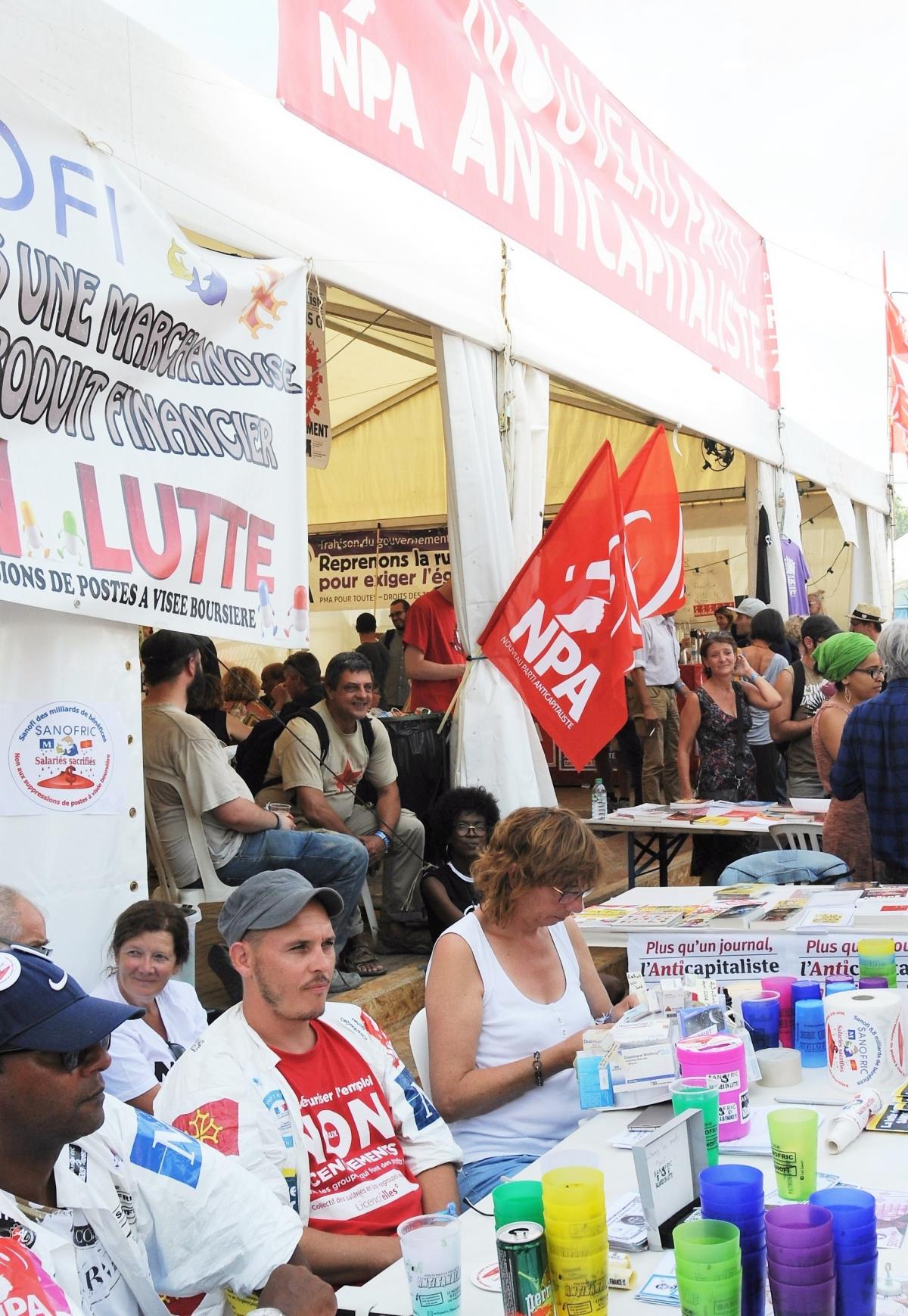 Stand du Npa les Sanofi entreprise de l'industrie pharmaceutique en lutte