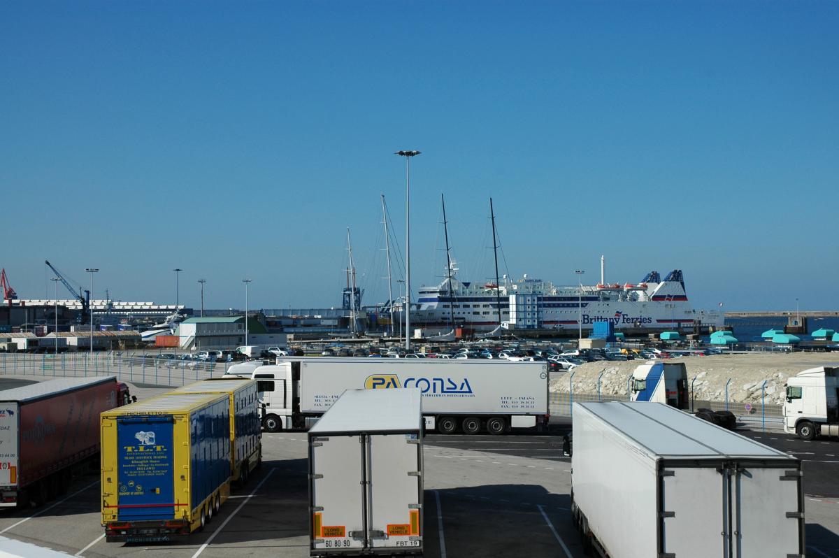 Camions parqués dans la gare maritime de Cherbourg