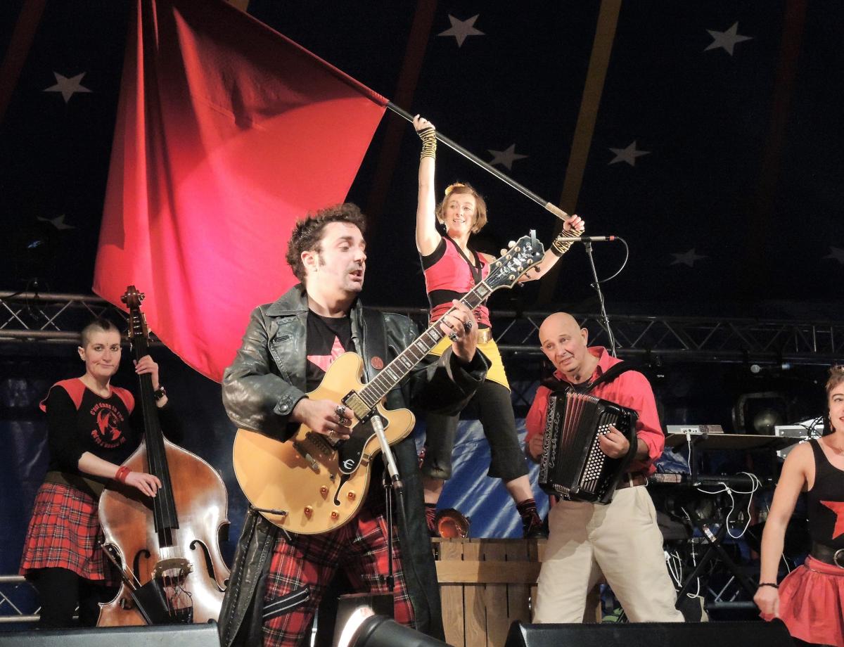 Spectacle soutien de La Cie Jolie Môme à Sur Les Pointes parc des Lilas Vitry sur seine www.surlespointes.fr