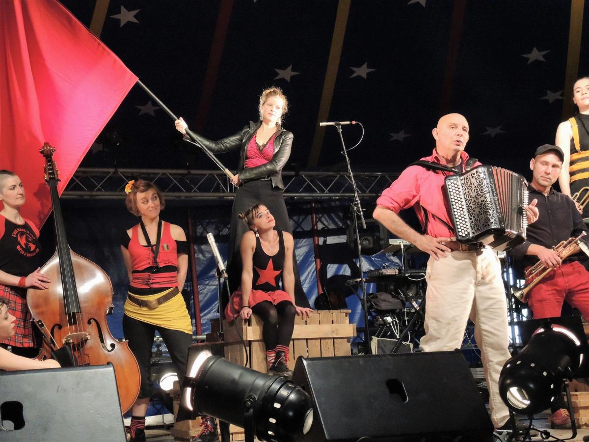 Spectacle soutien de La Cie Jolie Môme à Sur Les Pointes parc des Lilas Vitry sur seine www.surlespointes.fr