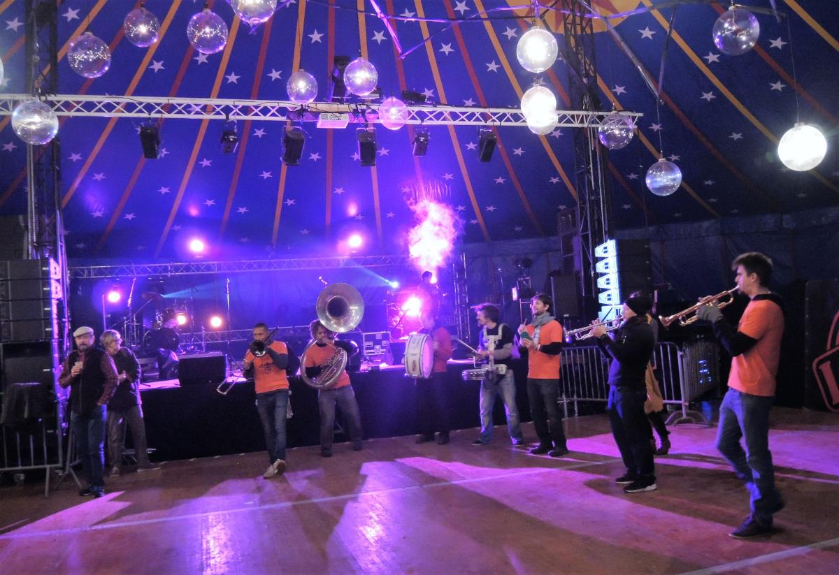 Spectacle soutien La fanfare Fanfarniente à Sur Les Pointes parc des Lilas Vitry sur seine www.surlespointes.fr