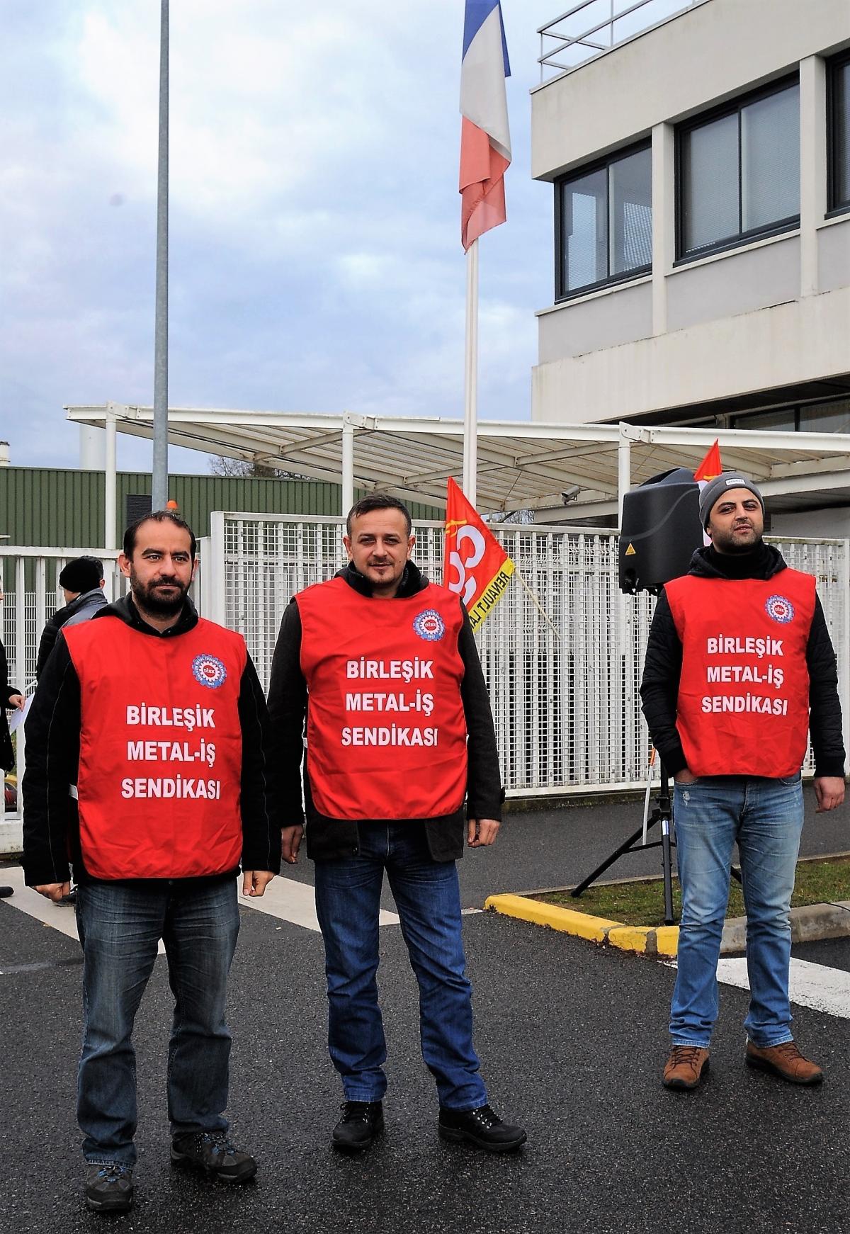 Délégation douvriers de Renault Bursa Turquie présente lors du débrayage de Renault Lardy Essonne 91