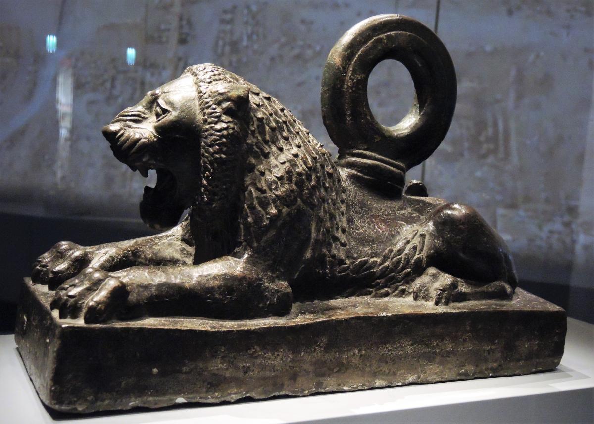 Lion couché rugissant Bronze vers 700 av J-C KHORSABAD trouvé fixé au dallage d'une façade du palais Musée du Louvre