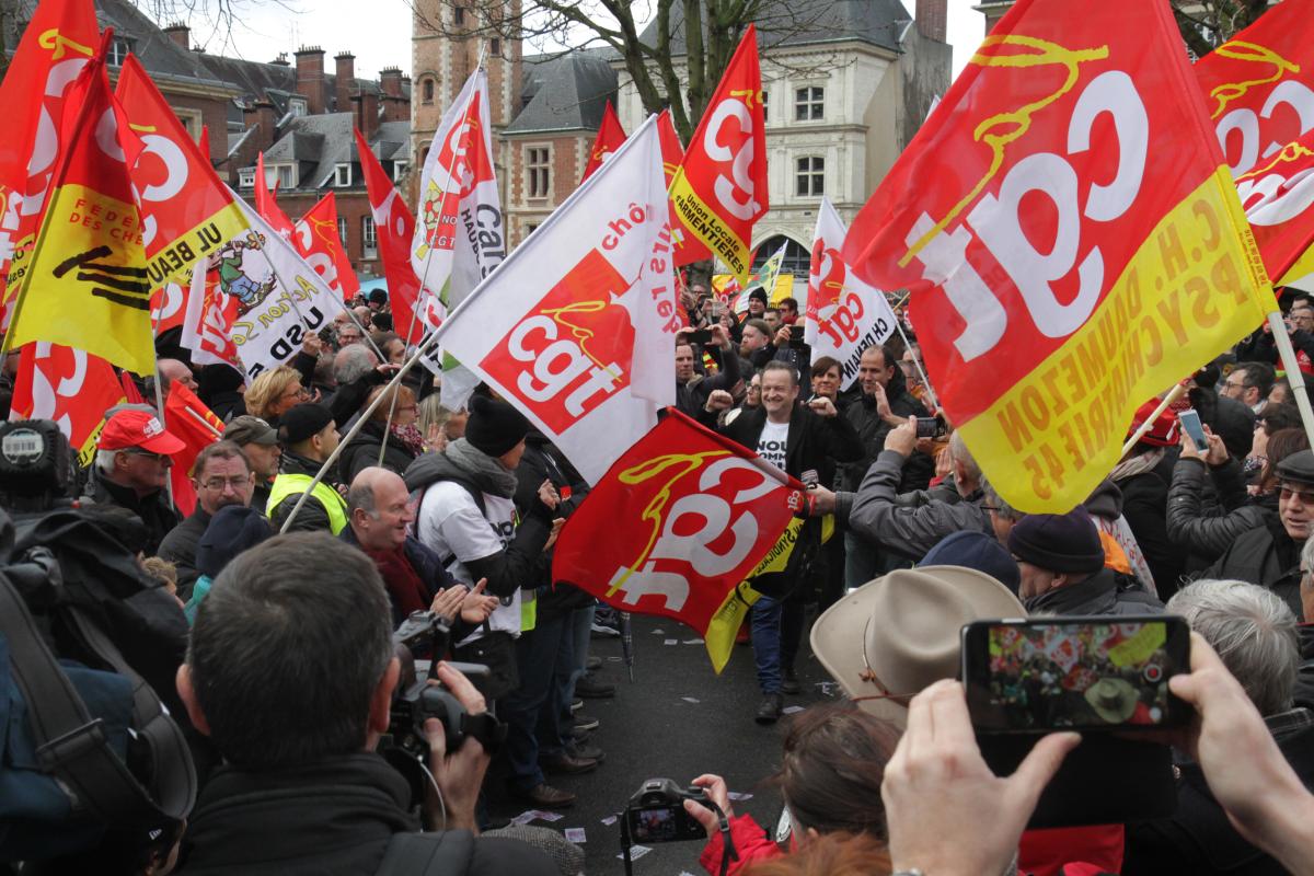 Les 8 rentrent dans le tribunal