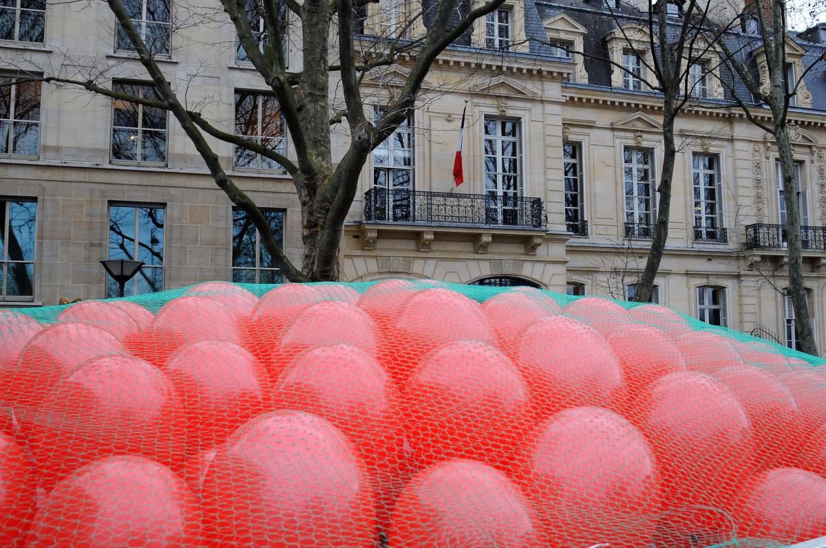 Ballons auquel sont attachés figurine et message de P Poutou autant de ballons que de parrainages à obtenir