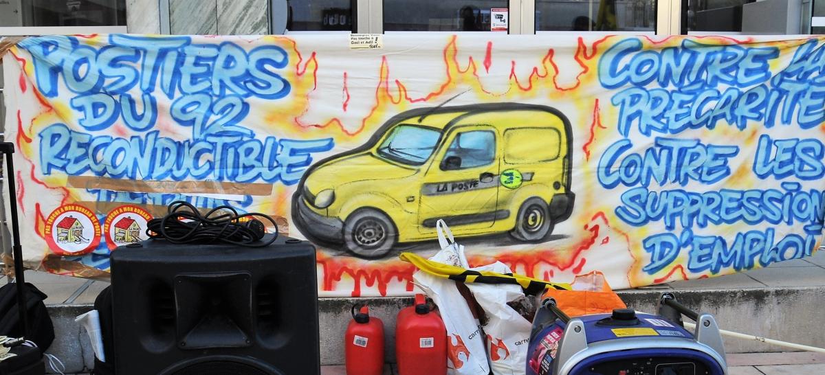 Banderole contre la précarité et les suppressions d'emplois