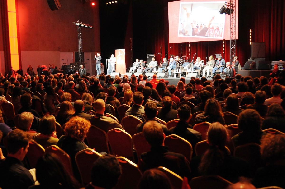 Salle meeting Présidentielle Nos vies pas leurs profits ! Dock Pullman Paris Aubervilliers