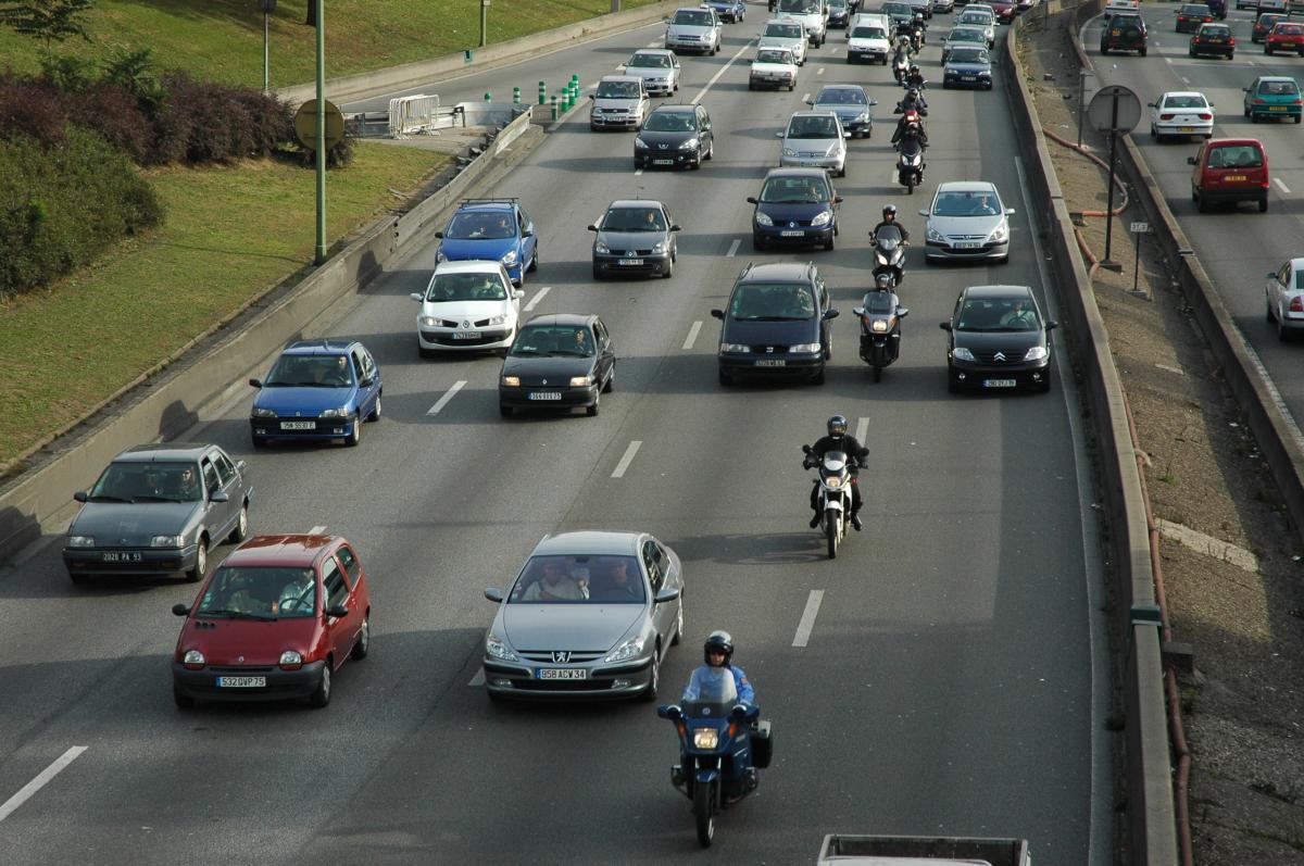 File de Moto route Périphérique porte de Montreuil Paris
