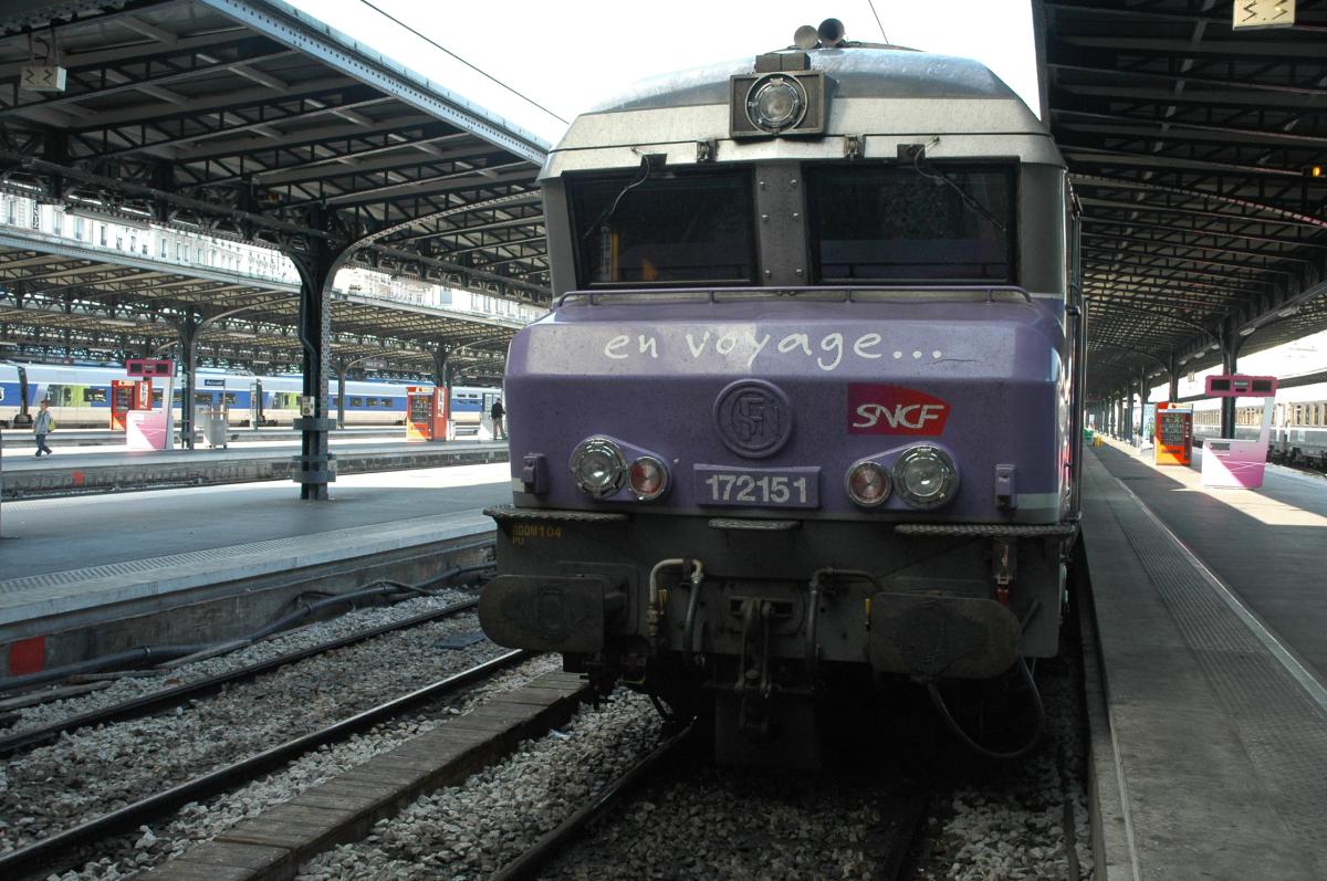 Train locomotrice Sncf gare de l'Est Paris