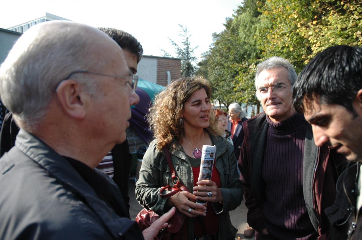 Monseigneur Gaillot et Serge Guichard PCF soutien aux sans papiers Massy Essonne 91.