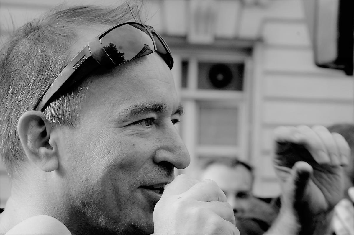 Postier réintégré Yann Le Merrer en soutien à Gaël Quirante devant le Ministère du Travail rue de Varenne Paris