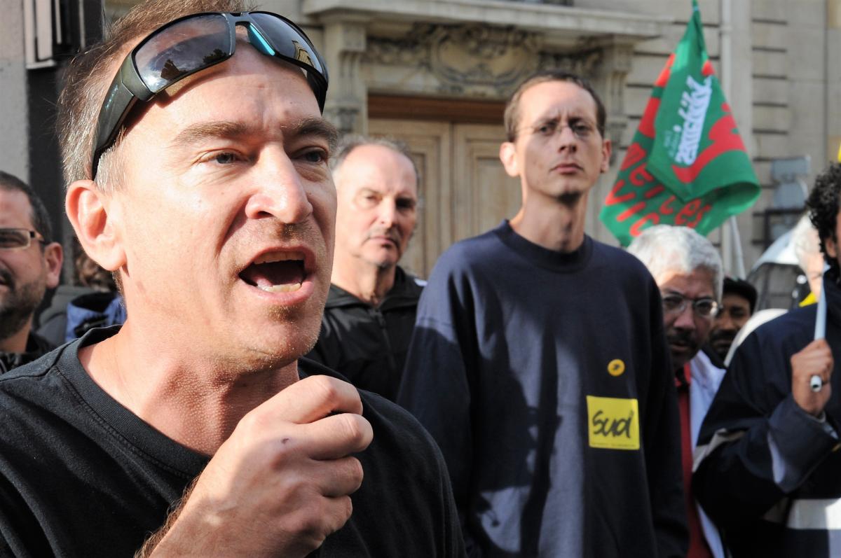 Postier réintégré Yann Le Merrer en soutien à Gaël Quirante devant le Ministère du Travail rue de Varenne Paris