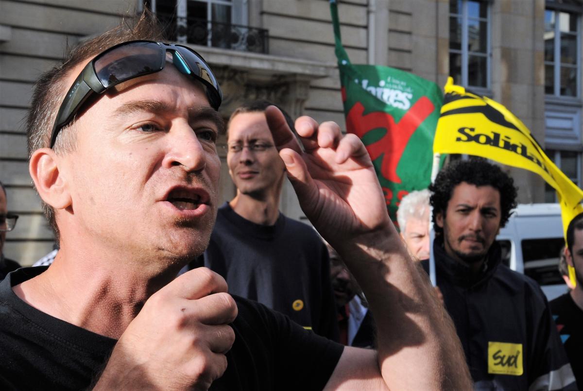 Postier réintégré Yann Le Merrer en soutien à Gaël Quirante devant le Ministère du Travail rue de Varenne Paris