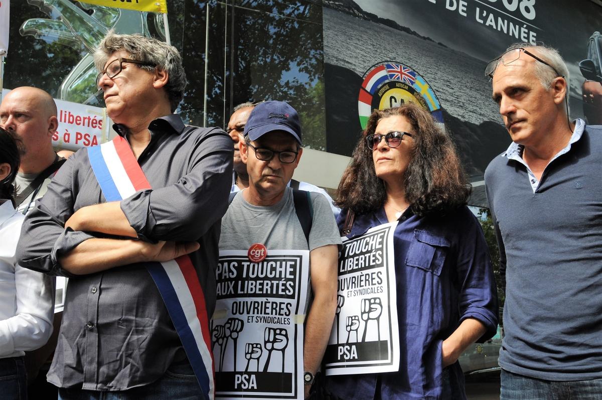 Philippe Poutou devant le siège de PSA avec le Comité de défense des libertés ouvrières et syndicales