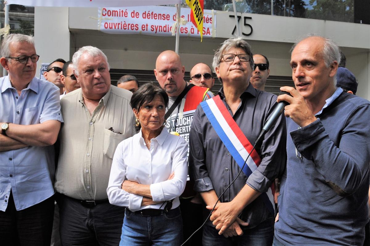 Intervention de Philippe Poutou devant le siège de PSA avec le Comité de défense des libertés ouvrières et syndicales
