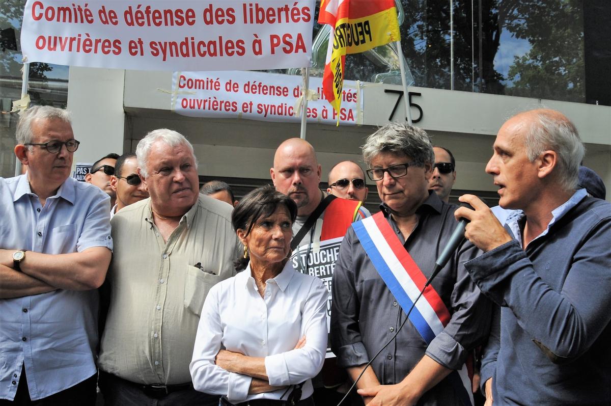 Intervention de Philippe Poutou devant le siège de PSA avec le Comité de défense des libertés ouvrières et syndicales