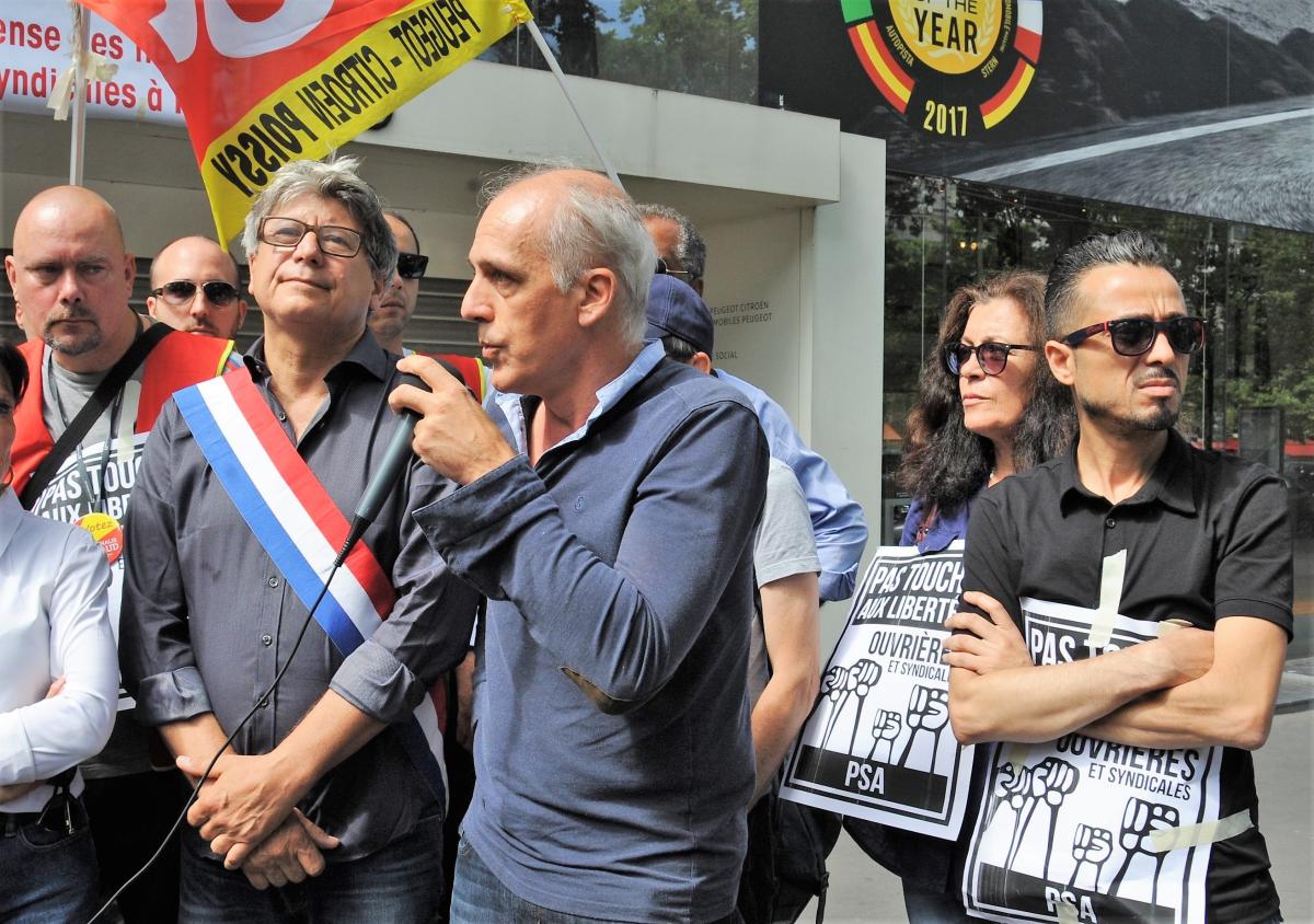 Intervention de Philippe Poutou devant le siège de PSA avec le Comité de défense des libertés ouvrières et syndicales