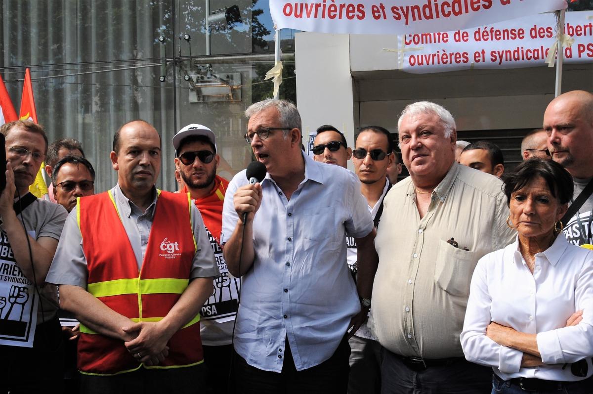 Pierre Laurent Pcf devant le siège de PSA avec le Comité de défense des libertés ouvrières et syndicales